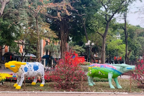 2021年“牛游行”雕塑艺术展亮相河内市中心