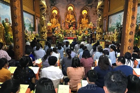 旅居老挝越南人社群喜迎元宵节 祈求国泰民安 