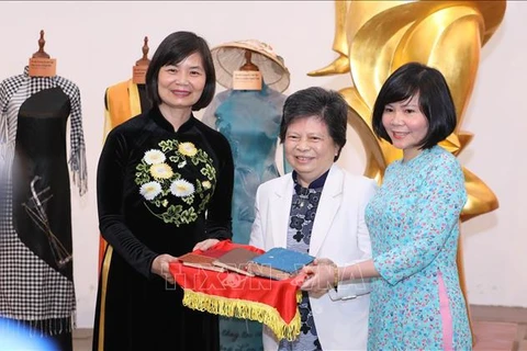 “记忆与遗产”主题资料、图片和实物捐赠仪式在越南妇女博物馆举行