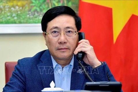 越南政府副总理兼外交部长范平明与新加坡外长维文通电话