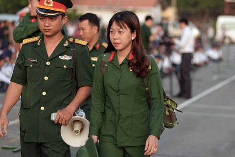 胡志明市女新兵光荣入伍 誓做军营中的铿锵玫瑰