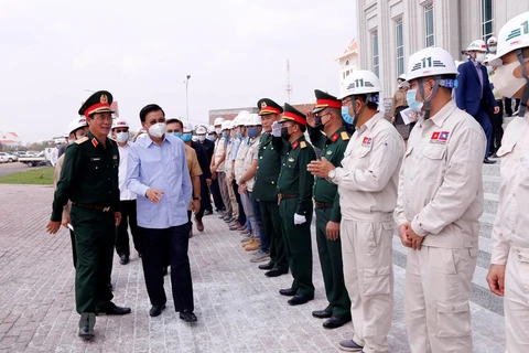  老挝领导实地走访调研由越南援建的国会大厦工程建设进度