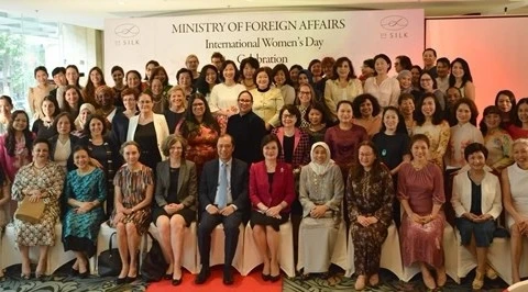 越南外交部举行“三八”国际妇女节各国和国际组织驻河内女大使、女首席代表见面会
