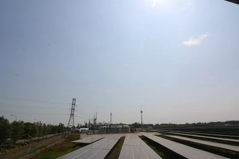 越南西南部地区首家太阳能发电厂竣工