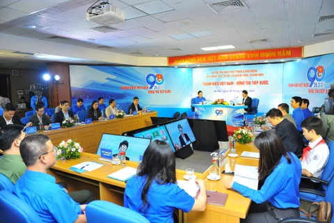 胡志明共青团中央委员会第一书记与青年团员进行视频对话