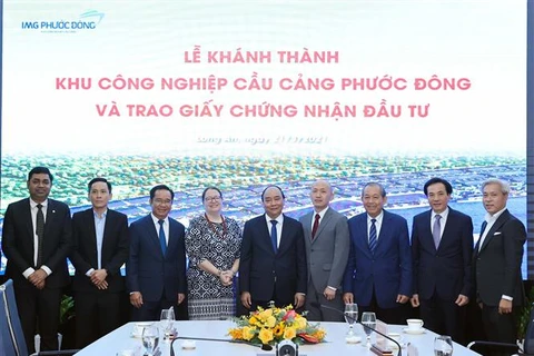 政府总理阮春福会见各国驻越总领事和跨国公司领导人
