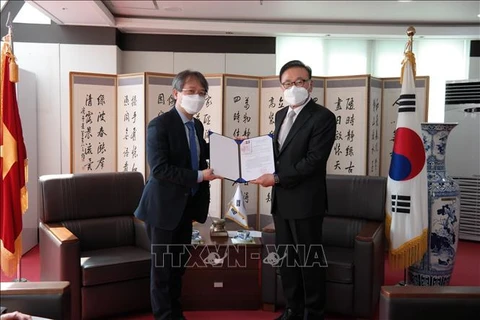 越南驻韩国大使向朴秀群颁发名誉总领事任命书