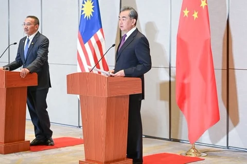 中国与马来西亚一致同意促进双边关系