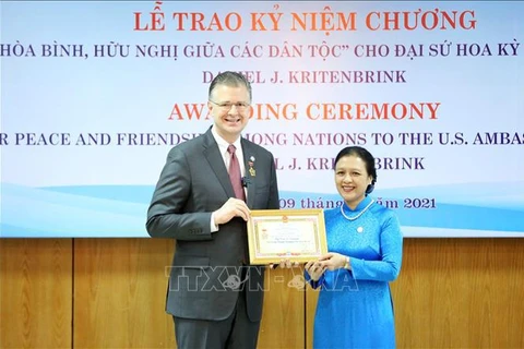 越南向美国驻越大使授予“致力于各民族和平友谊”纪念章
