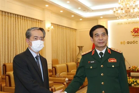 新任国防部长潘文江上将会见外国驻越大使