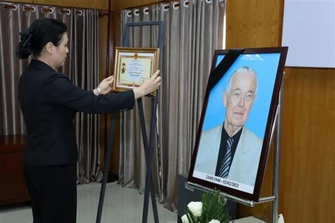 越南向反战活动家雷尼·戴维斯追授“致力于各民族和平友谊” 纪念章