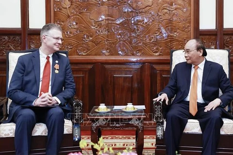 越南国家主席阮春福会见美国驻越大使丹尼尔•克里滕布林克