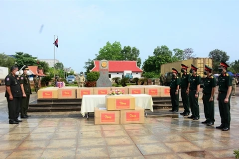 越南人民军第七军区向柬埔寨皇家军队第二军区赠送医疗物资