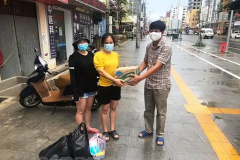 越南驻西哈努克圣殿省总领事馆向旅居疫情封锁区越南同胞提供救援物资 