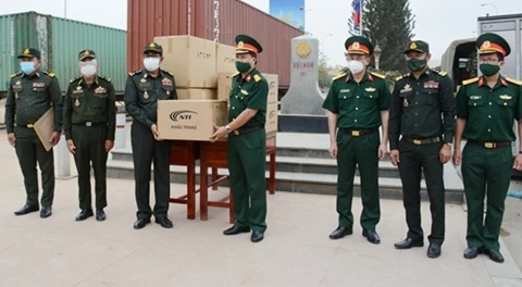 越南总后勤局向柬埔寨国防部赠送医疗物资