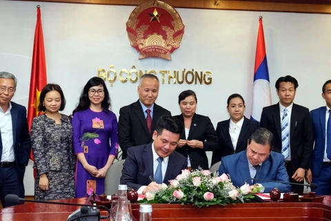 越南工贸部部长阮鸿延会见老挝驻越南大使