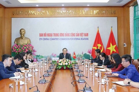 越共中央对外部部长黎怀忠与新加坡人民行动党对外联络部部长维文举行视频会谈