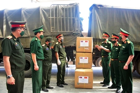 越南国防部为老挝人民军防控新冠肺炎疫情提供支持：两国在困难中彰显如胶似漆的团结之情