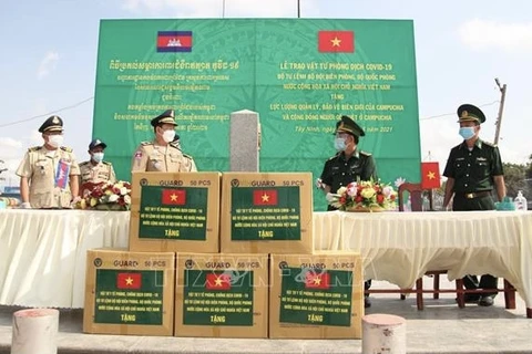 越南边防部队司令部向柬埔寨捐赠防疫物资