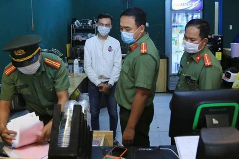  组织外国人以“专家”名义入境越南的男子被抓