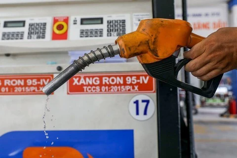  RON95汽油价格上涨每公升370 越盾