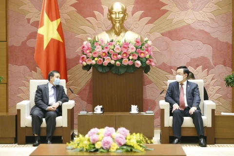 国会主席王廷惠会见老挝驻越大使森菲特·宏本让