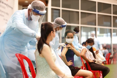 柬埔寨向第2百万名新冠疫苗接种者授予奖金 新加坡收紧社交距离措施