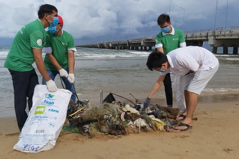 越南海警力量同居民携手展开海滩清洁活动