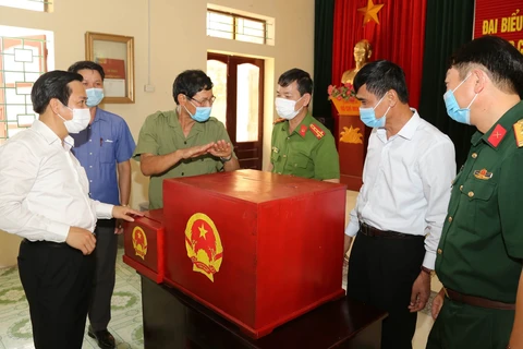 越南国会主席王廷惠主持全国换届选举工作视频会议