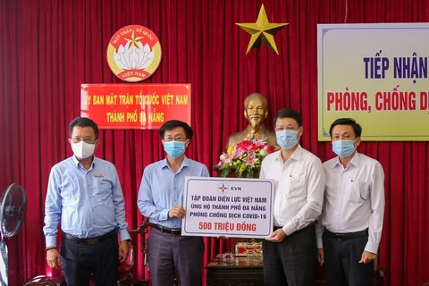 越南劳动总联合会向受疫情影响的工会会员和劳动者提供逾25亿越盾援助