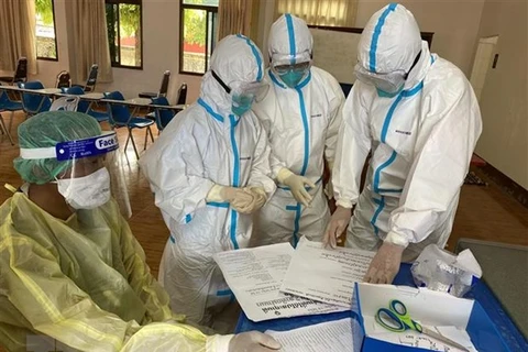 越南军事医学专家代表团出色完成支援老挝国防部抗击新冠状肺炎疫情任务