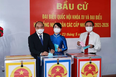 越南国家主席阮春福在胡志明市选举区投票
