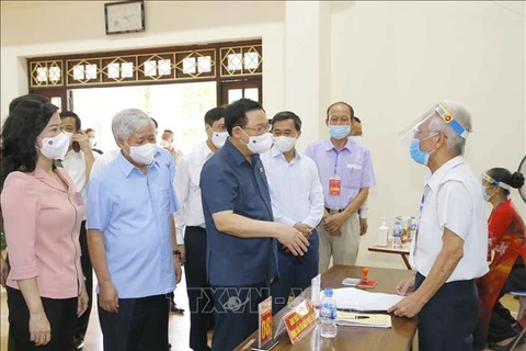 越南国会主席王廷惠前往北江省和北宁省检查选举工作