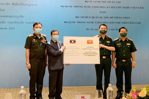 河内首都司令部向老挝万象首都军事指挥部提供防疫物资援助