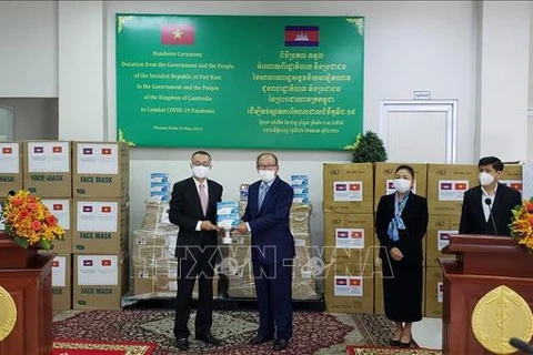 柬埔寨卫生部接受越南援助的呼吸机和医疗物资