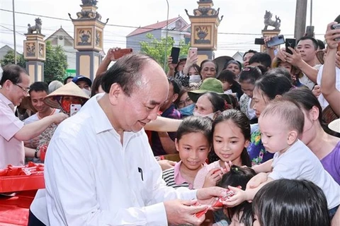 越南国家主席就儿童节和少年先锋队成立80周年致贺信