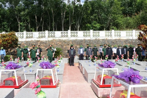 昆嵩省为援老牺牲的越南志愿军和专家烈士举行安葬仪式 