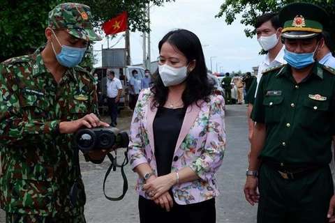越南国家副主席武氏映春看望慰问安江省边界线防疫一线工作人员