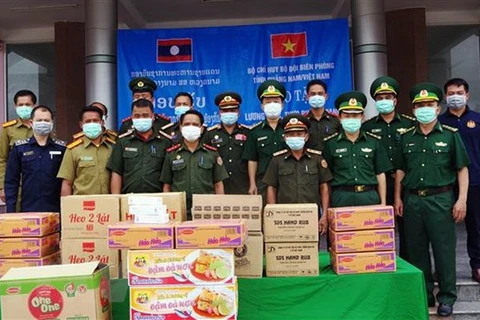 广南省边防部队向老挝色贡省边境保护力量捐赠粮食和医疗物资