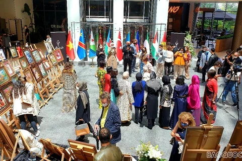 越南驻土耳其大使馆参加在安卡拉举行的刺绣画展