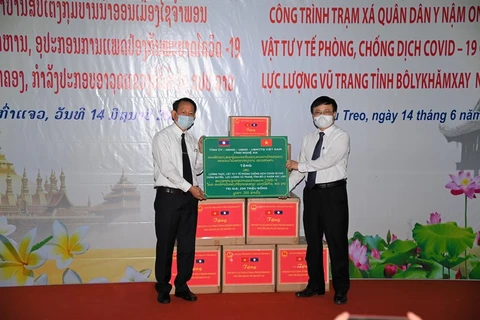越南义安省向老挝移交军民医疗站