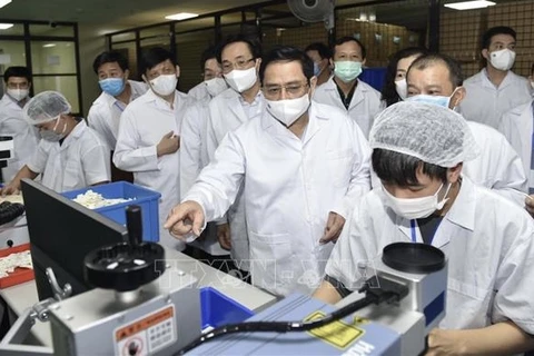 政府总理范明政要求需在2022年6月前拥有越南产的新冠疫苗