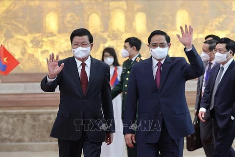 越南政府总理范明政会见老挝人民革命党总书记、国家主席通伦