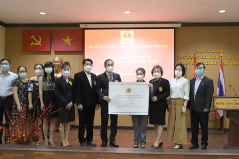 旅居泰国越南人为越南新冠疫苗基金会捐赠10多亿越盾