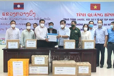  广平省向老挝甘蒙省捐赠防控牛结节疹疫情药品和医疗物资