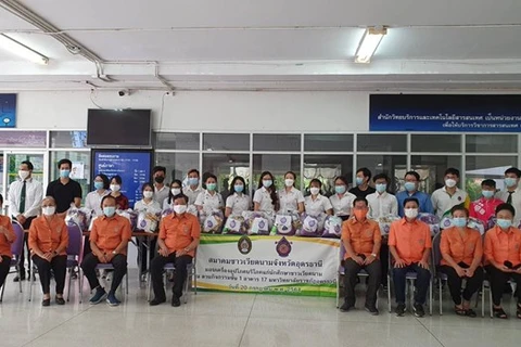 旅泰越南侨胞向受疫情影响的越南留学生提供支持