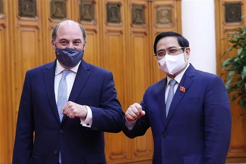 越南政府总理范明政会见英国国防大臣罗伯特·本·洛班·华莱士