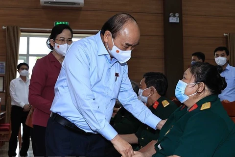 国家主席阮春福走访慰问河南省伤残军人和烈士家庭并送上慰问品