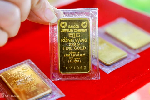 7月27日上午越南国内黄金价格下降15万越盾