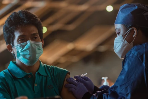 新冠肺炎疫情：印尼和新加坡逐步放宽限制措施